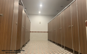Thi công vách ngăn vệ sinh compact văn phòng