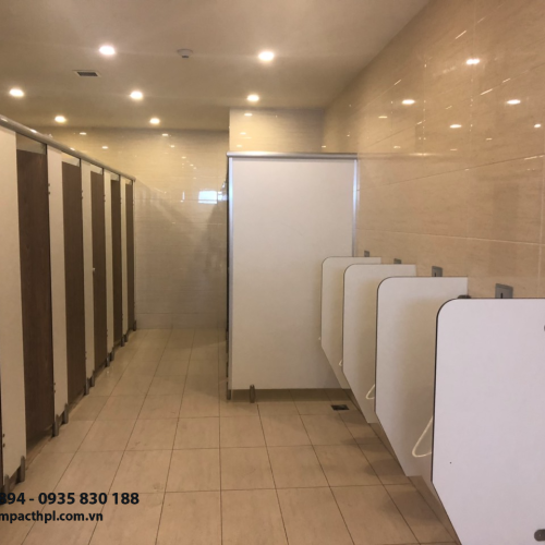 Thi công vách ngăn vệ sinh compact trường học