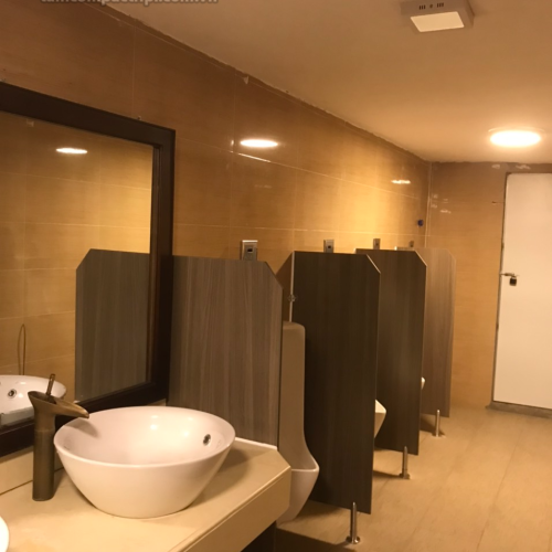 Thi công vách ngăn vệ sinh compact khách sạn