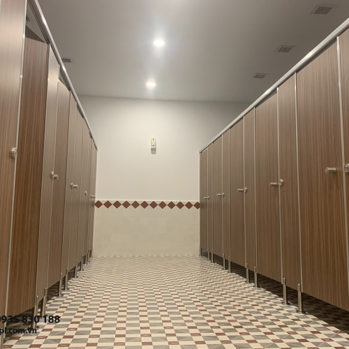 Thi công vách ngăn vệ sinh compact văn phòng